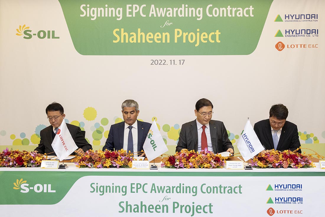 Hyundai E&C and Hyundai Engineering agreed to carry out the largest petrochemical facility project ever on the 17th (Thursday) and held a contract signing ceremony. The photo shows Hyundai E&C CEO Yoon Young-joon (second right), Hyundai Engineering CEO Hong Hyeon-sung (far right), S-Oil CEO Mr. Hussain Al-Qahtan (second left), and Lotte E&C CEO Ha Seok-joo (far left) attending the S-Oil Shaheen Project Contract Signing Ceremony. Hyundai E&C and Hyundai Engineering agreed to carry out the largest petrochemical facility project ever on the 17th (Thursday) and held a contract signing ceremony. The photo shows Hyundai E&C CEO Yoon Young-joon (second right), Hyundai Engineering CEO Hong Hyeon-sung (far right), S-Oil CEO Mr. Hussain Al-Qahtan (second left), and Lotte E&C CEO Ha Seok-joo (far left) attending the S-Oil Shaheen Project Contract Signing Ceremony.